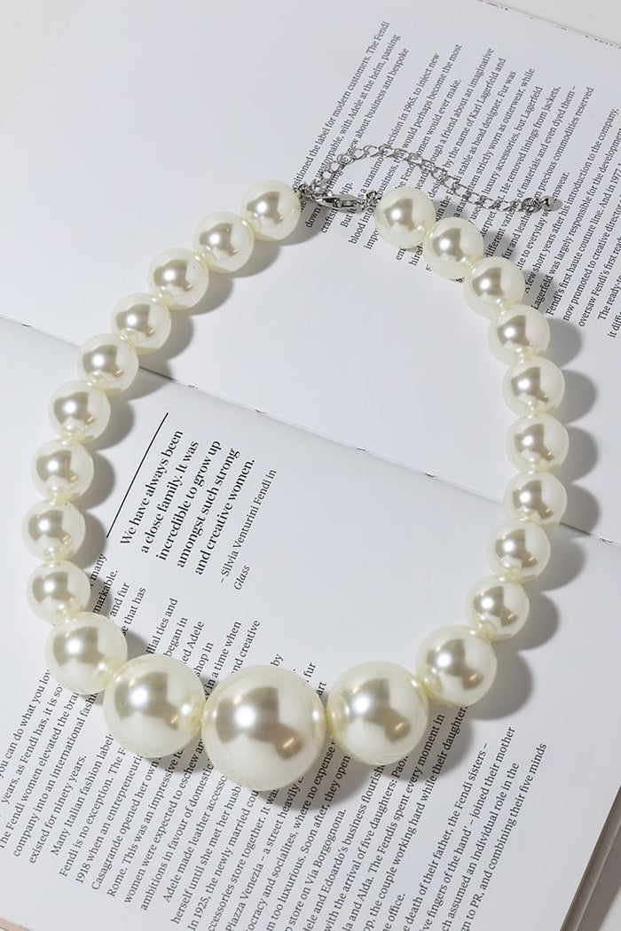 BIG PEARLS NECKLACE