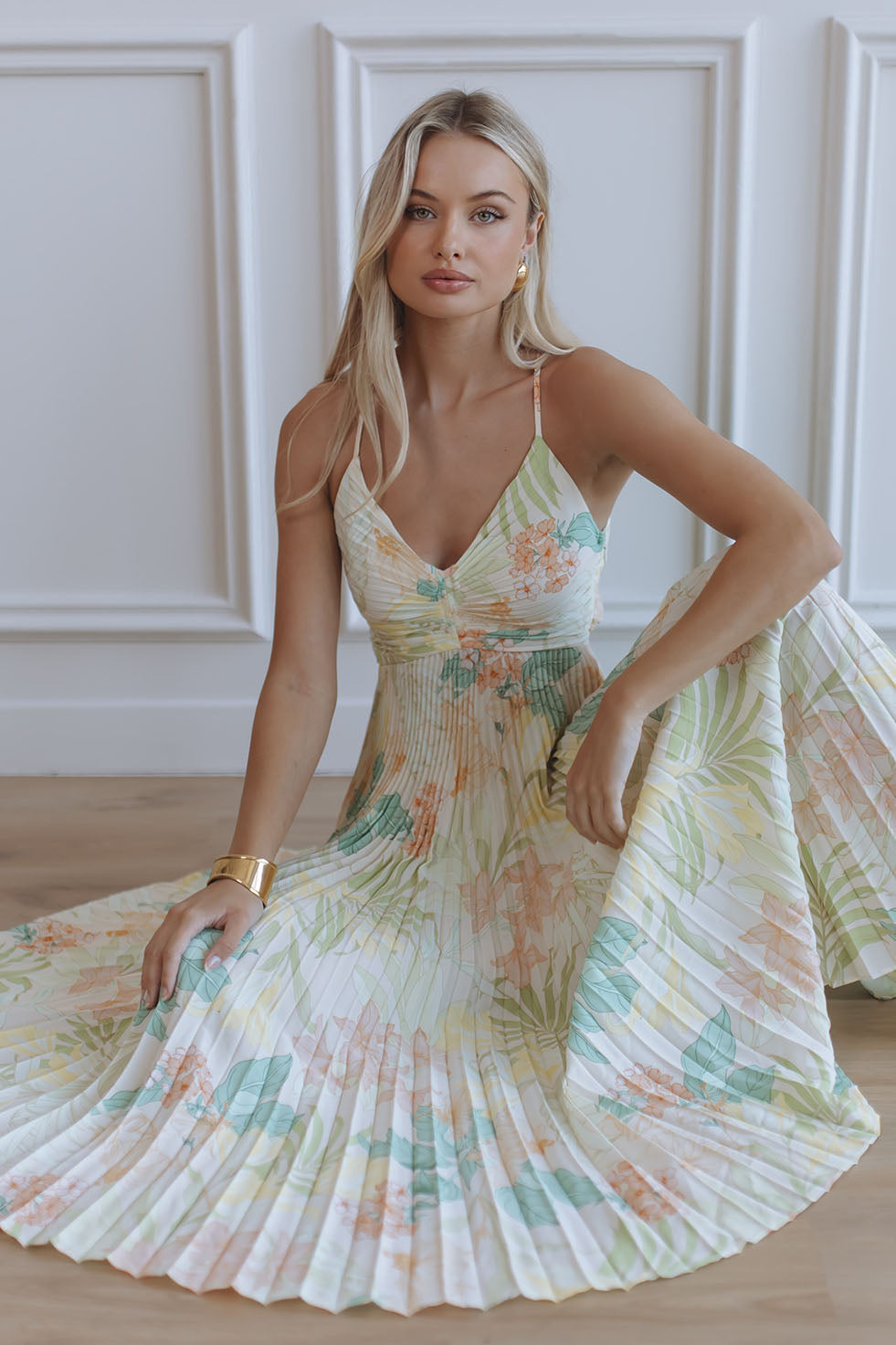 BLYTHE FLORAL PLISSE MIDI DRESS - GREEN PEACH FLORAL CHIC LE FRIQUE - USA BLYTHE FLORAL PLISSE MIDI DRESS - GREEN PEACH FLORAL CHIC LE FRIQUE - USA