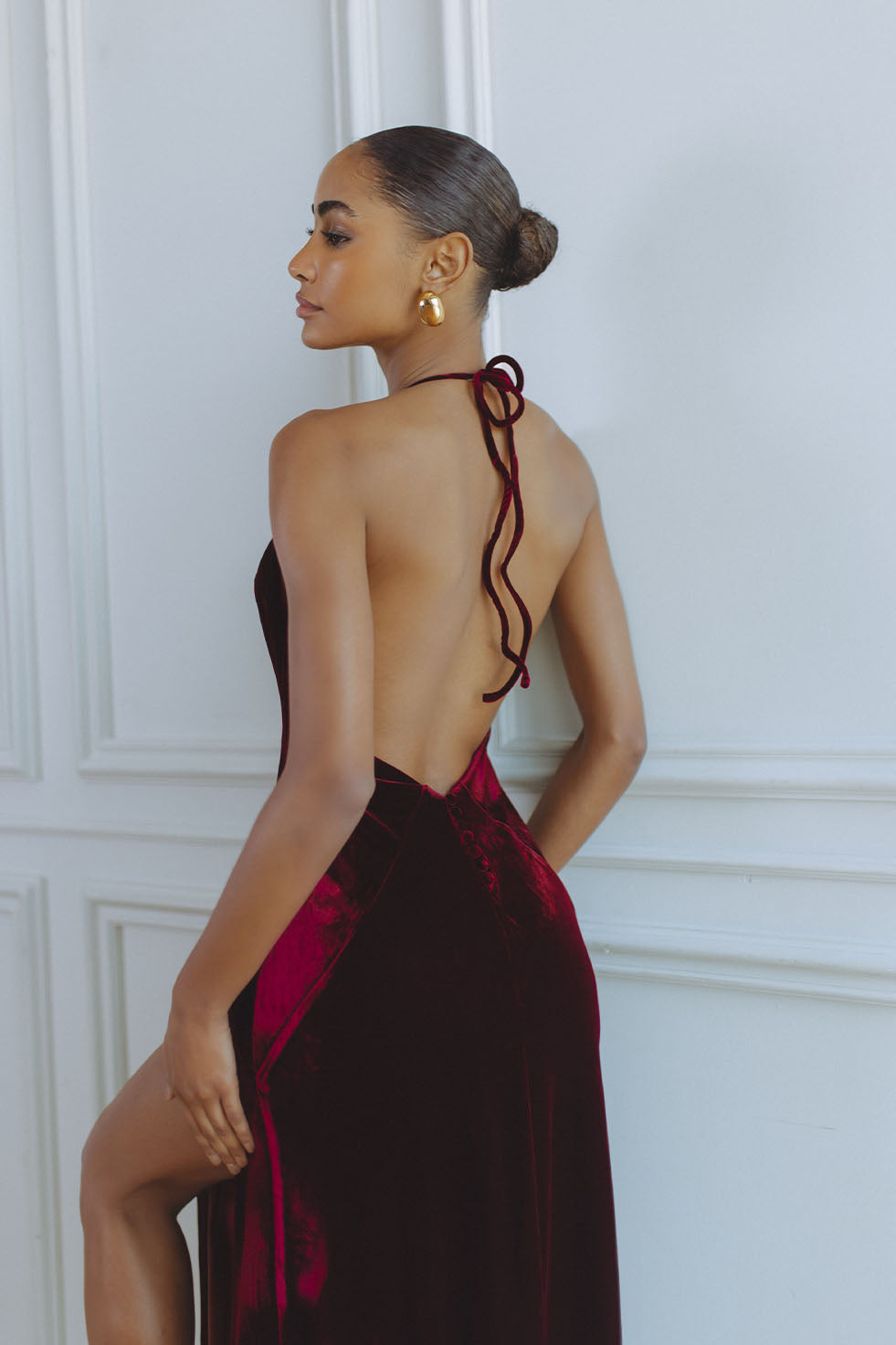 YVE VELOUR HALTER MAXI DRESS - BURGUNDY CHIC LE FRIQUE - USA YVE VELOUR HALTER MAXI DRESS - BURGUNDY CHIC LE FRIQUE - USA