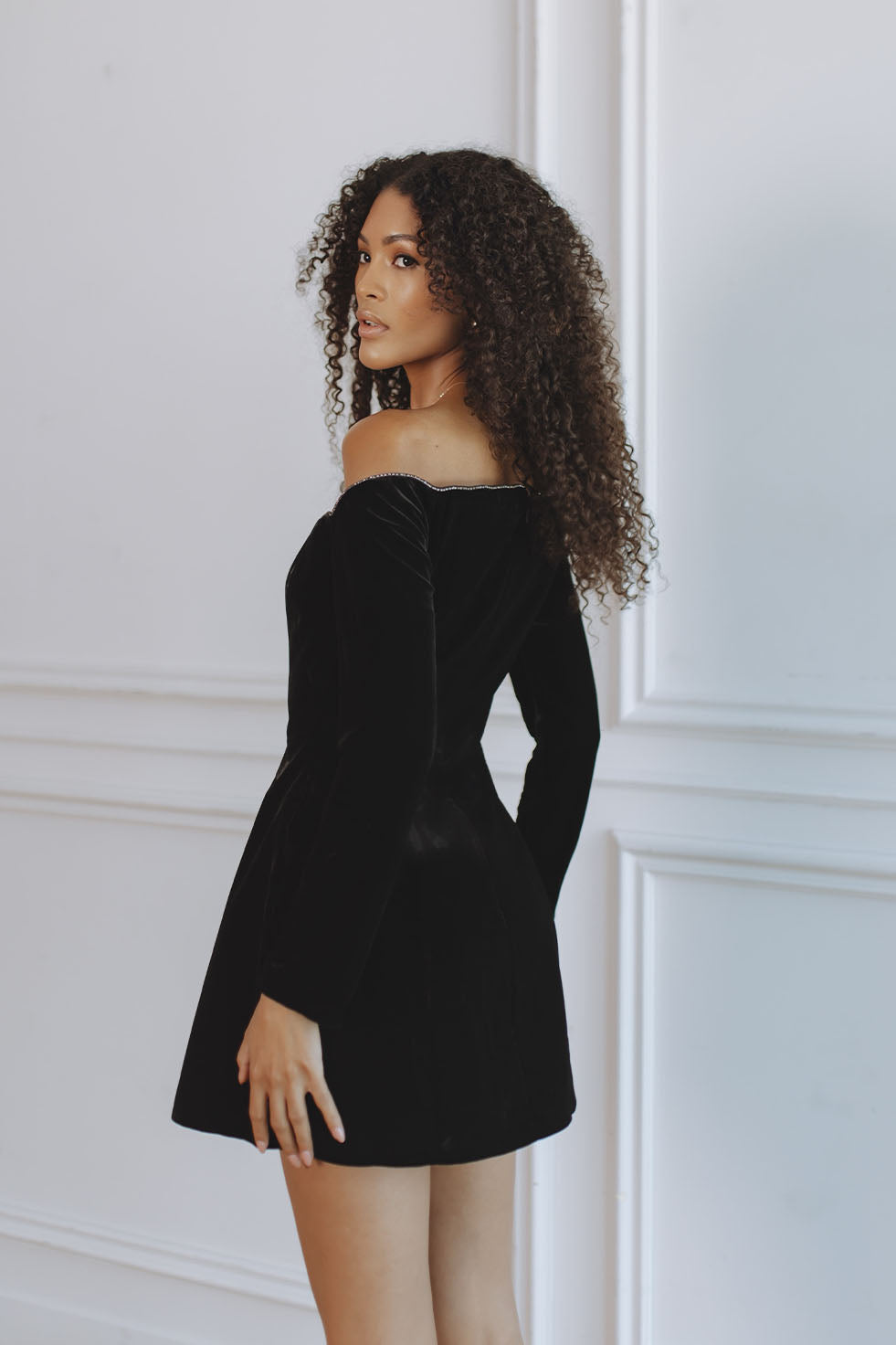 LUVIA VELOUR HOURGLASS DRESS - BLACK – CHIC LE FRIQUE - USA